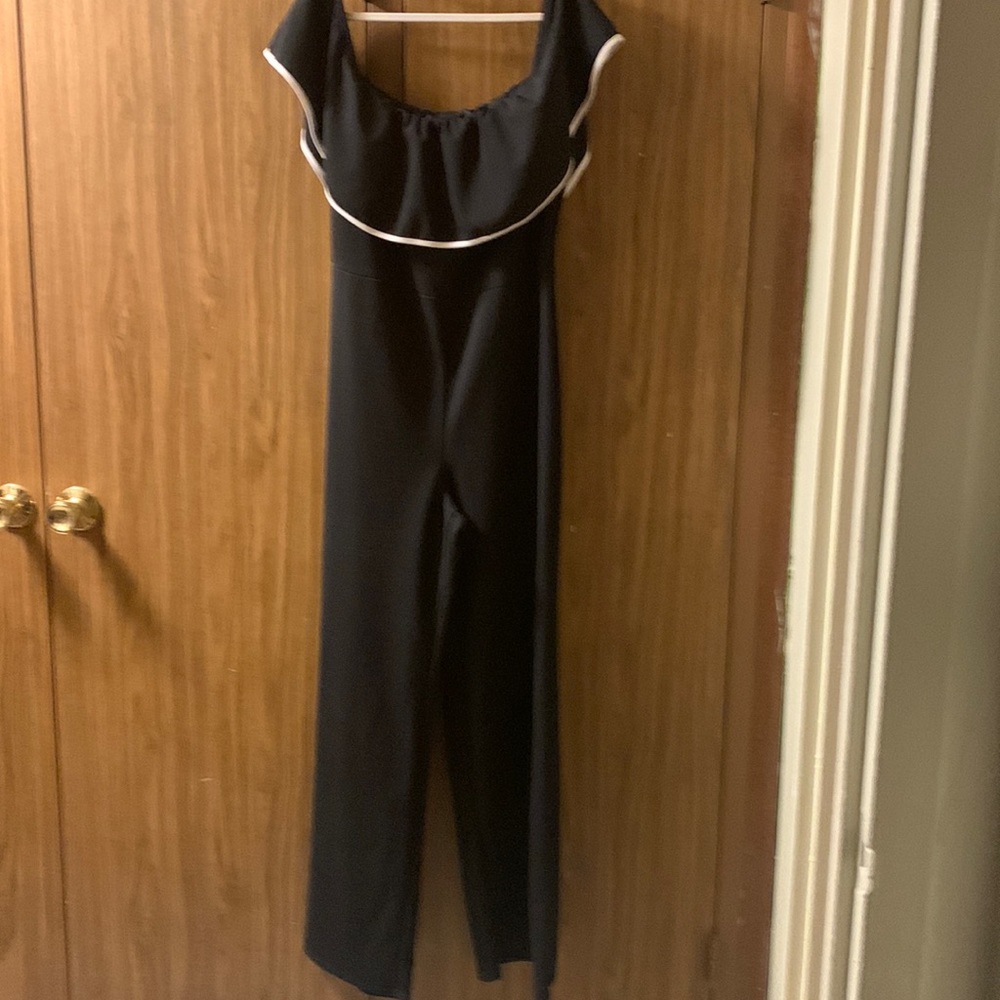 Black Jumper can be worn on or off the shoulders. Size 1X